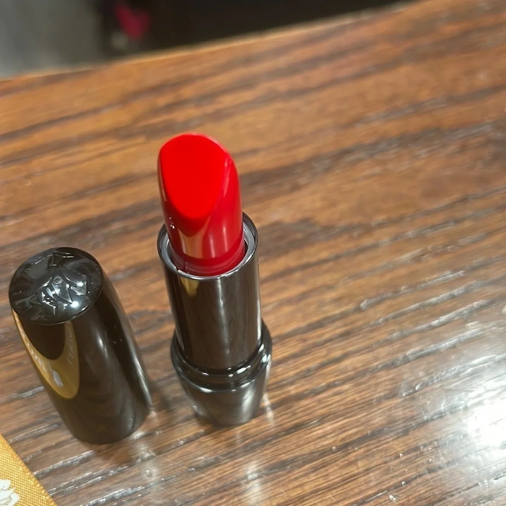 - Lancôme color design lipstick 181- red stiletto(cream)